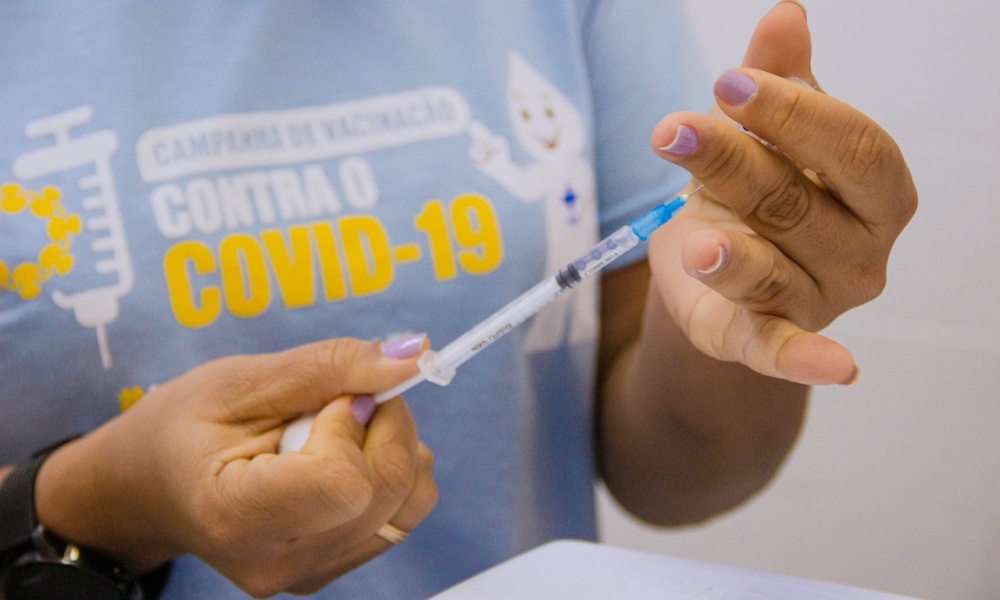Vacinação de primeira dose contra Covid-19 segue hoje só para população de 18 anos acima em Camaçari