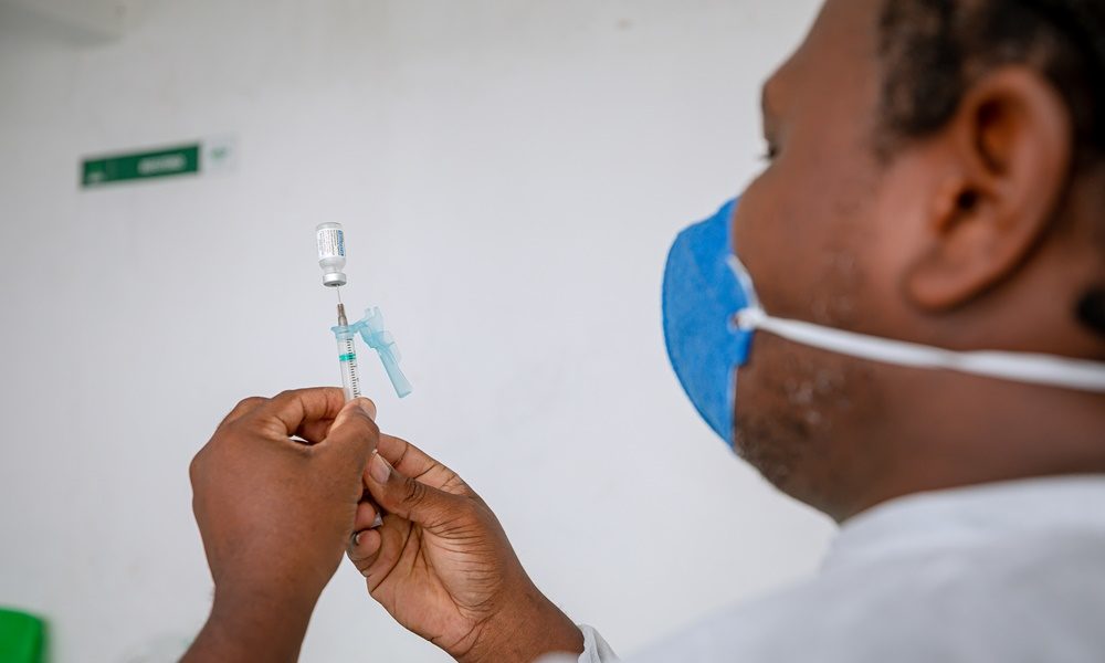 Vacinação contra Covid-19 segue nesta segunda-feira em Camaçari; veja locais