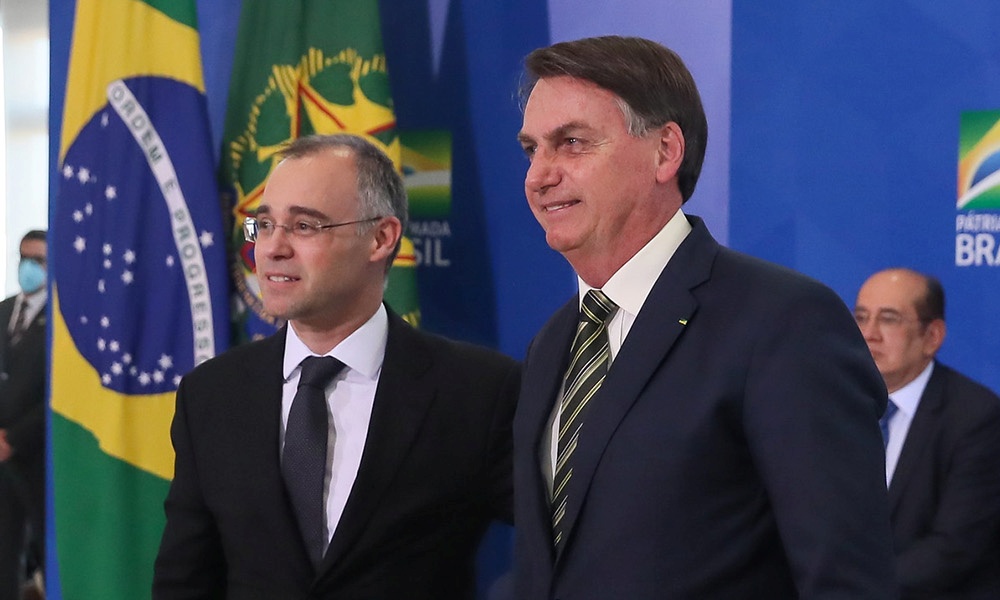Bolsonaro oficializa indicação de André Mendonça ao STF