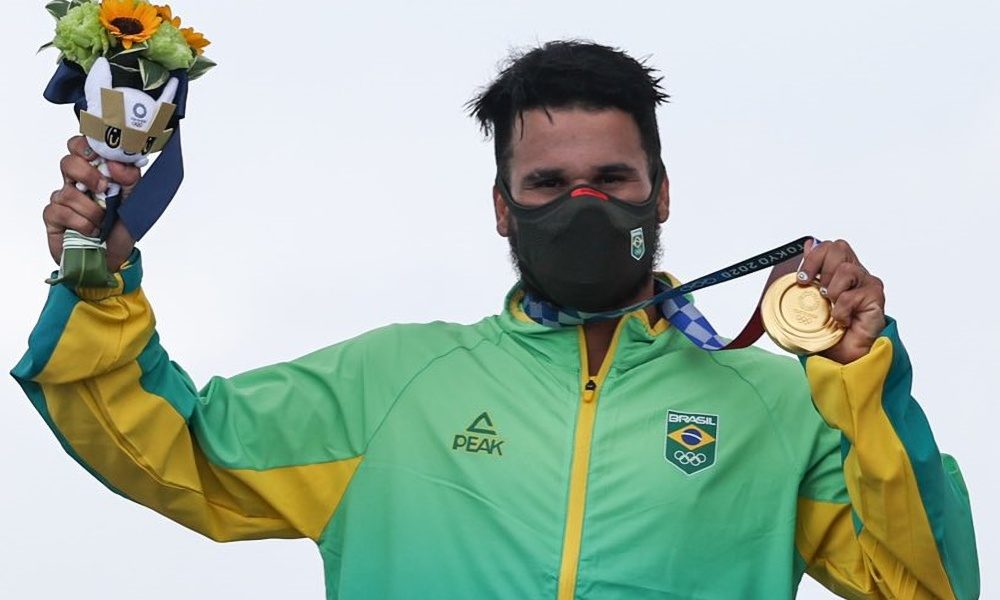 Brasileiro conquista primeira medalha de ouro da história do surf nas Olimpíadas