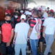 Assista: jogadores do Vitória são recebidos sob protestos de torcedores no aeroporto de Salvador
