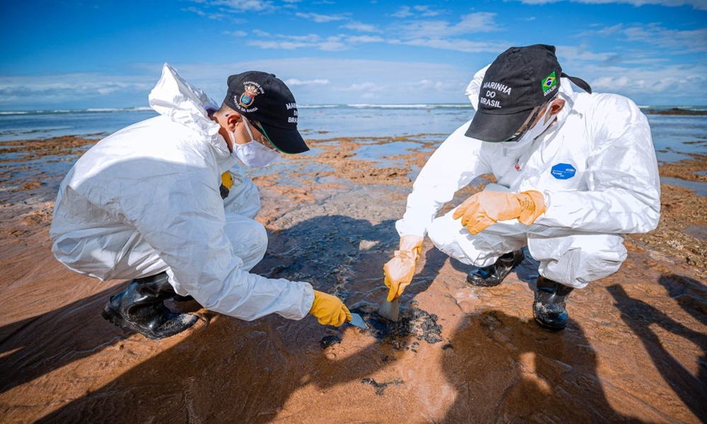 Novos resíduos de óleo são encontrados na Praia da Espera, em Itacimirim