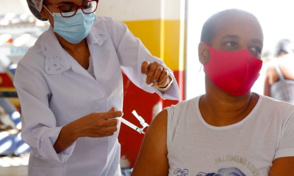 Público em geral com 35 anos começa a ser imunizado contra Covid-19 em Candeias
