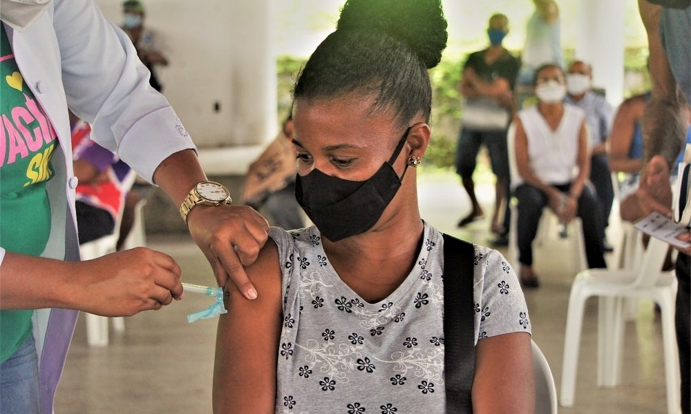 Simões Filho convoca trabalhadores da educação com 25 anos ou mais para vacinação contra Covid-19