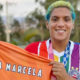 Medalhista olímpica Ana Marcela posa com camisa LGBTQIA+ do Bahia