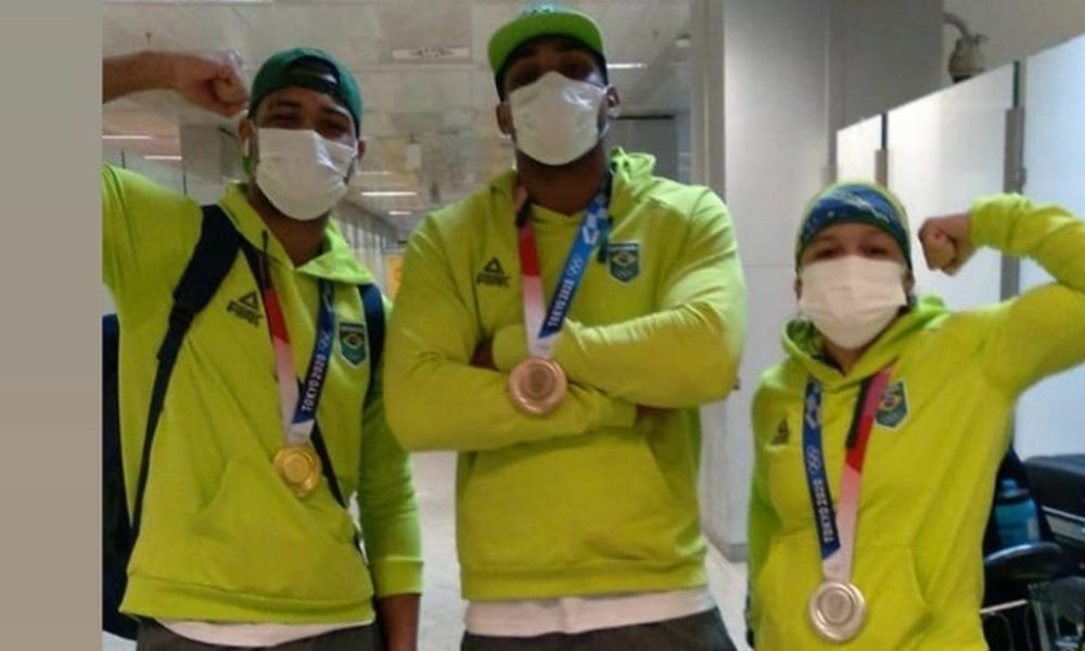 Medalhistas baianos no boxe, Bia, Hebert e Abner desembarcam no Brasil