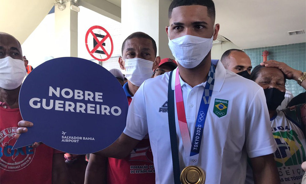 Pugilista Hebert Conceição é recebido com festa no aeroporto de Salvador