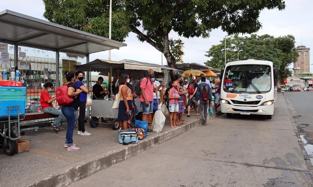 Coletivos promovem ato para cobrar licitação do transporte público de Camaçari