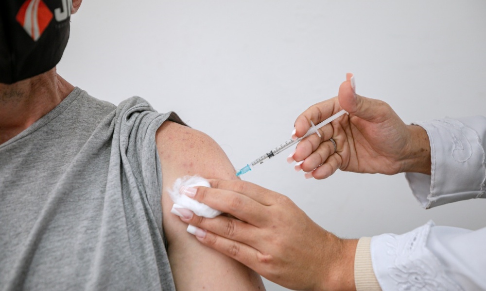 Bahia ultrapassa 80% da população adulta vacinada com primeira dose ou dose única