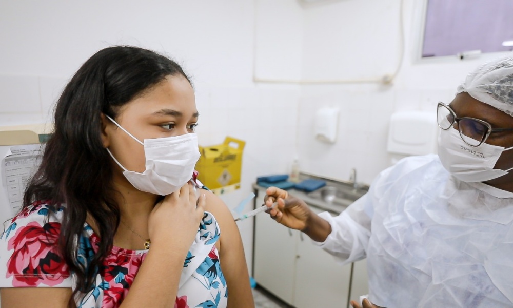 Covid-19: Camaçari mantém vacinação para adolescentes com comorbidades e população de 18 anos acima nesta terça