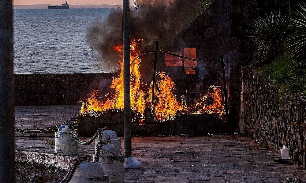 Homem que teve corpo queimado enquanto dormia no Porto da Barra morre