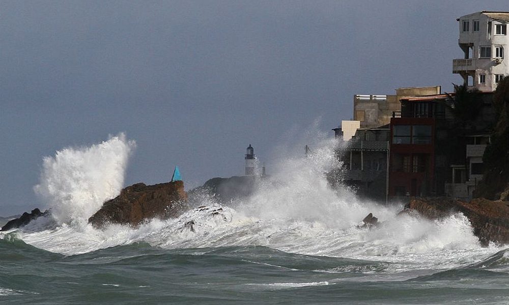 Marinha emite alerta de ressaca com ondas de até 2,5 metros na Bahia