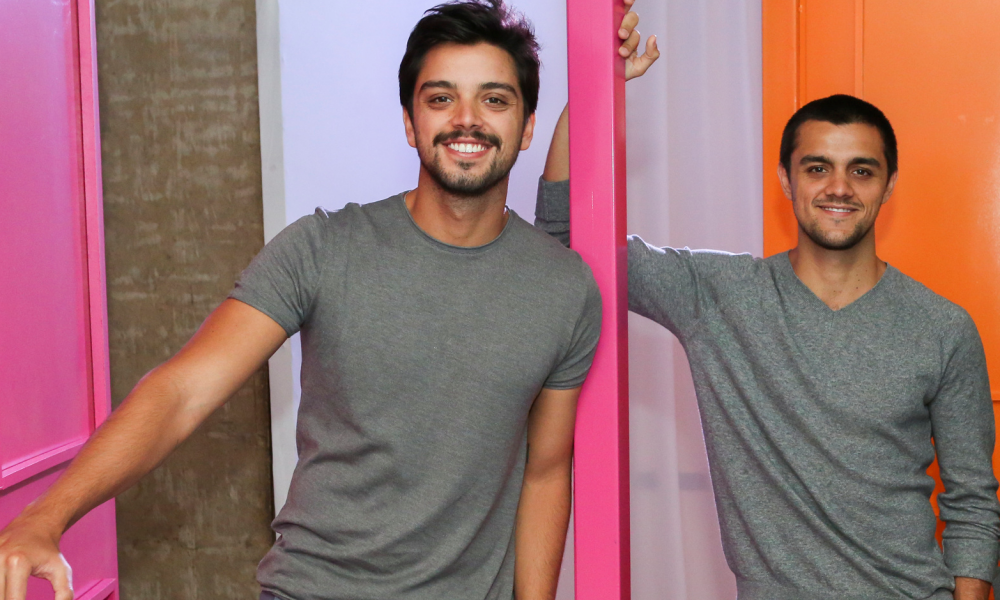 Irmãos Rodrigo e Felipe Simas vão interpretar Chitãozinho e Xororó em série