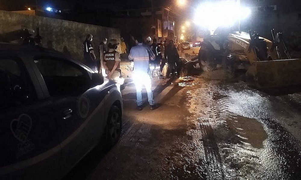 Funcionário morre e dois ficam feridos após serem soterrados em obra da Embasa em Lauro de Freitas