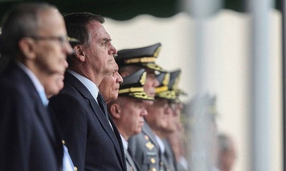 Pesquisa aponta que 48,5% dos brasileiros discordam da presença de militares no governo
