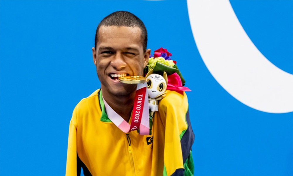 Natação: Gabriel Araújo leva mais uma medalha de ouro nos 50m costas