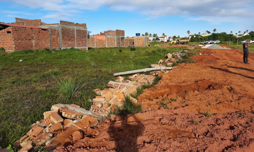 Sedur derruba muros e cercas consideradas irregulares na localidade da Caraúna