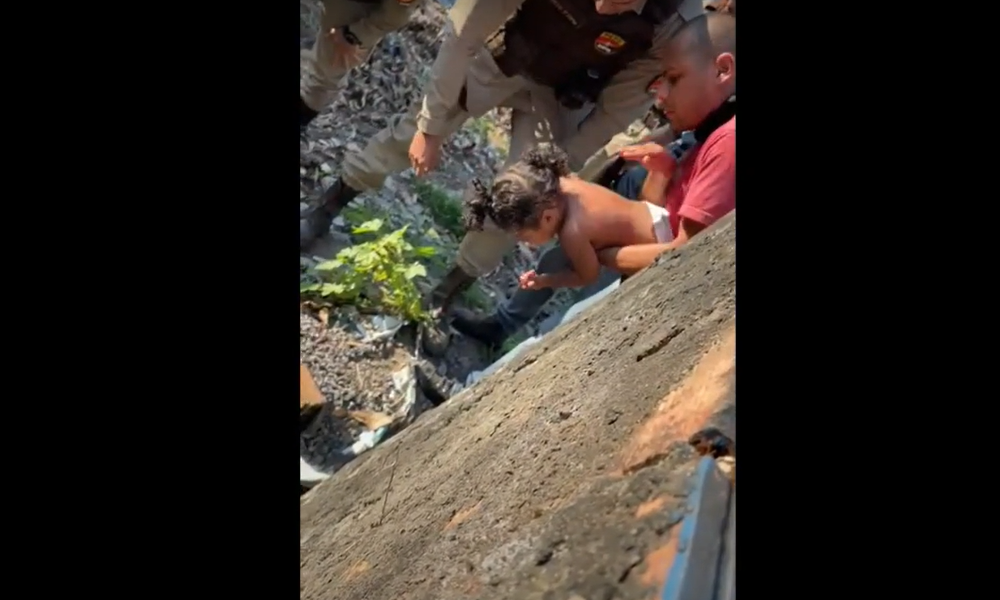 Vídeo: policial militar salva criança engasgada com moeda de cinco centavos em Salvador