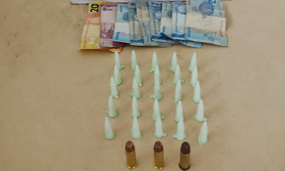 Polícia prende dois homens com 25 pinos de cocaína e munições em Dias d'Ávila