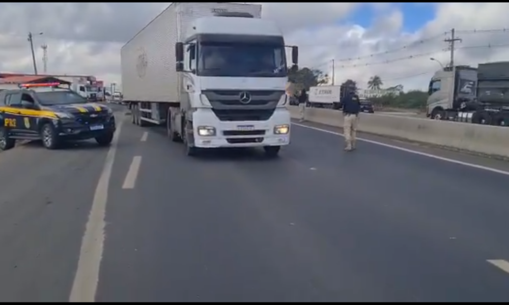 Trânsito é liberado na BR-116 em Feira de Santana após paralisação de caminhoneiros