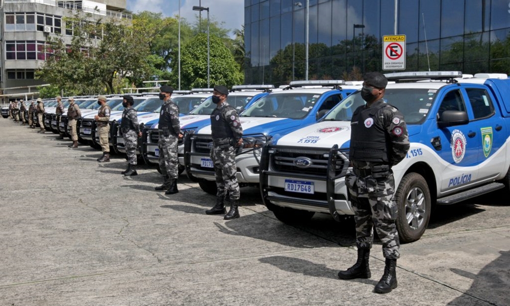 Rui Costa entrega 49 viaturas para a PM e anuncia blindagem dos veículos