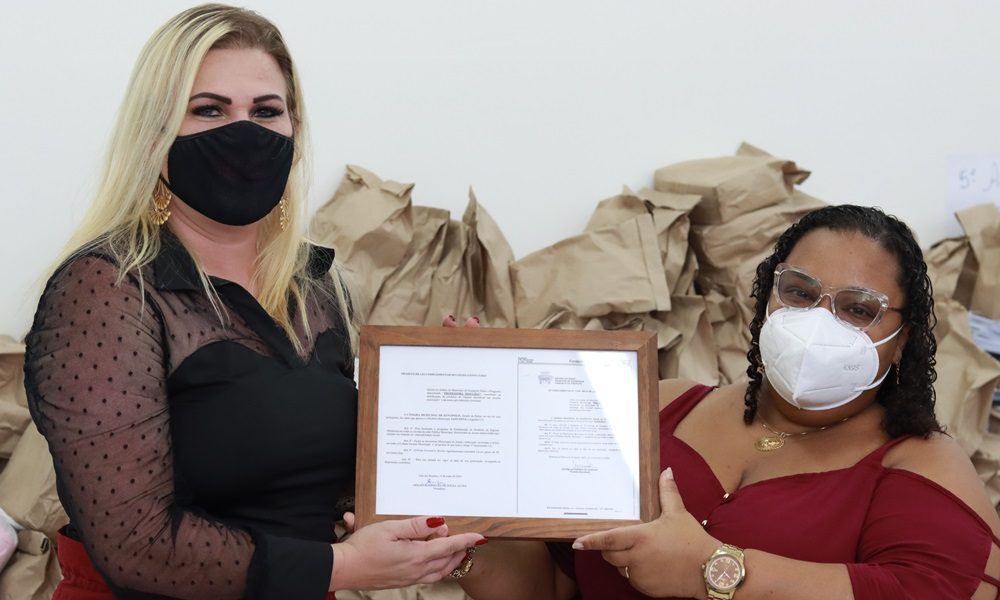 Lei que garante distribuição de absorventes em Eunápolis recebe nome da professora Edicleia Dias