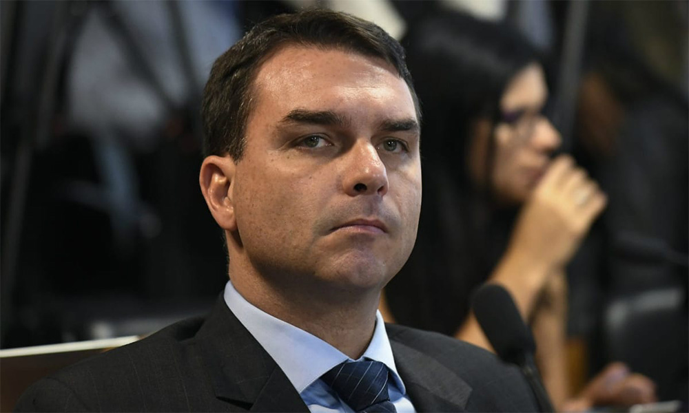 Flávio Bolsonaro é hostilizado ao receber segunda dose da vacina da Covid-19 em Brasília