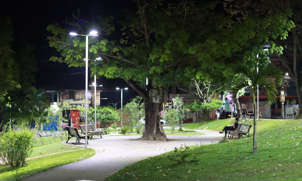 Melhorias na iluminação atraem camaçarienses para prática de exercícios na Praça dos Quarenta e Seis