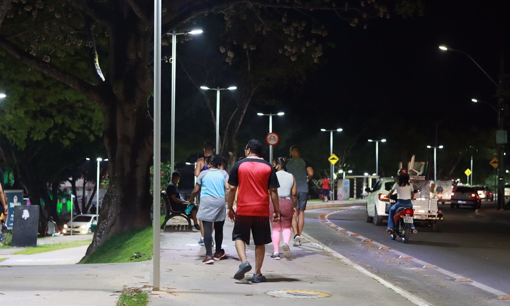 Melhorias na iluminação atraem camaçarienses para prática de exercícios na Praça dos Quarenta e Seis