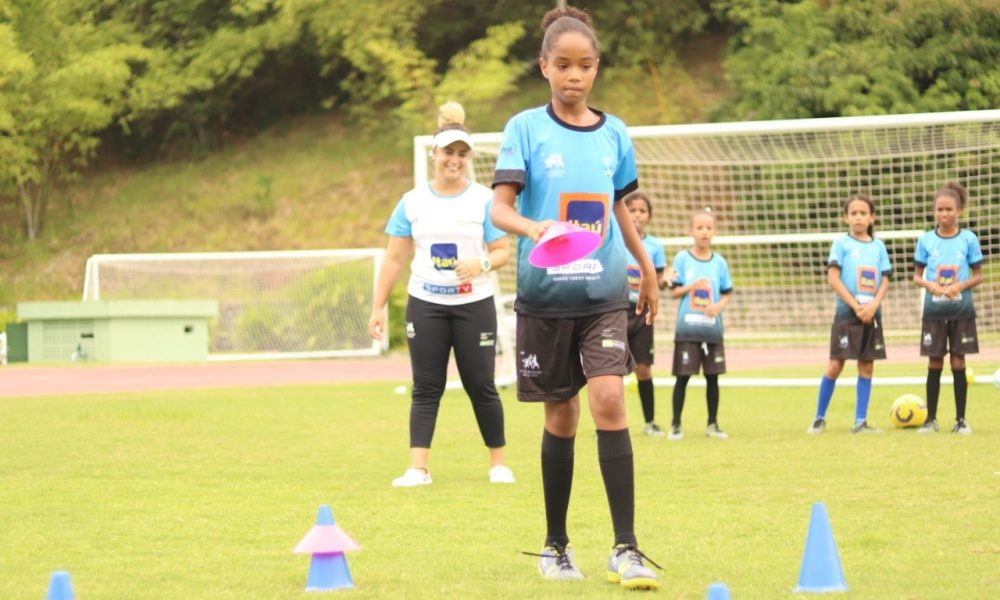 Projeto Oportunidade Através do Esporte está com vagas abertas gratuitas para escolinha de futebol feminino em Camaçari