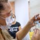 Vacina contra Covid-19 será aplicada em 20 postos da sede e orla de Camaçari nesta sexta