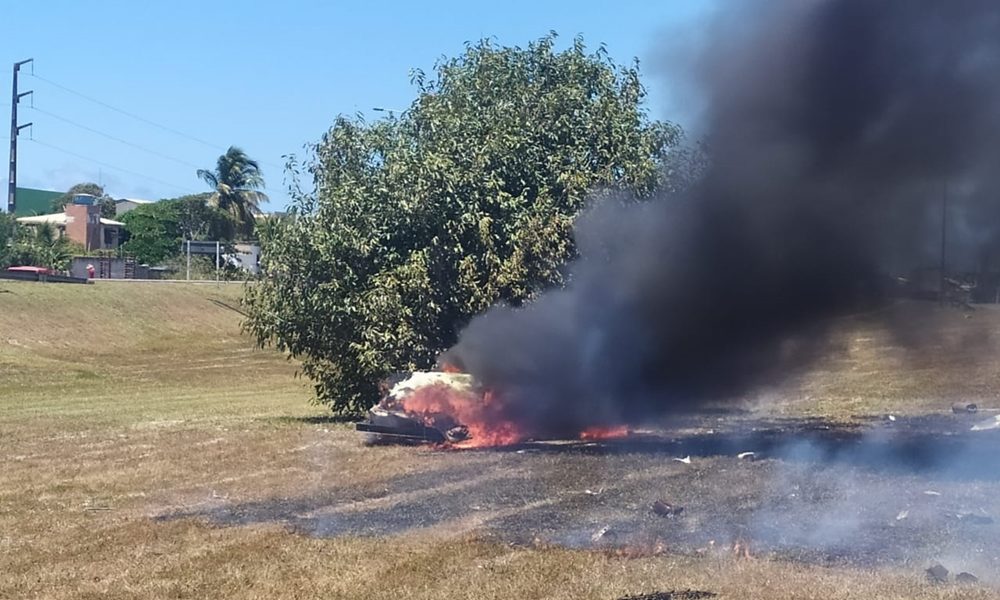 Carro pega fogo após capotar na Estrada do Coco; motorista teve ferimentos leves