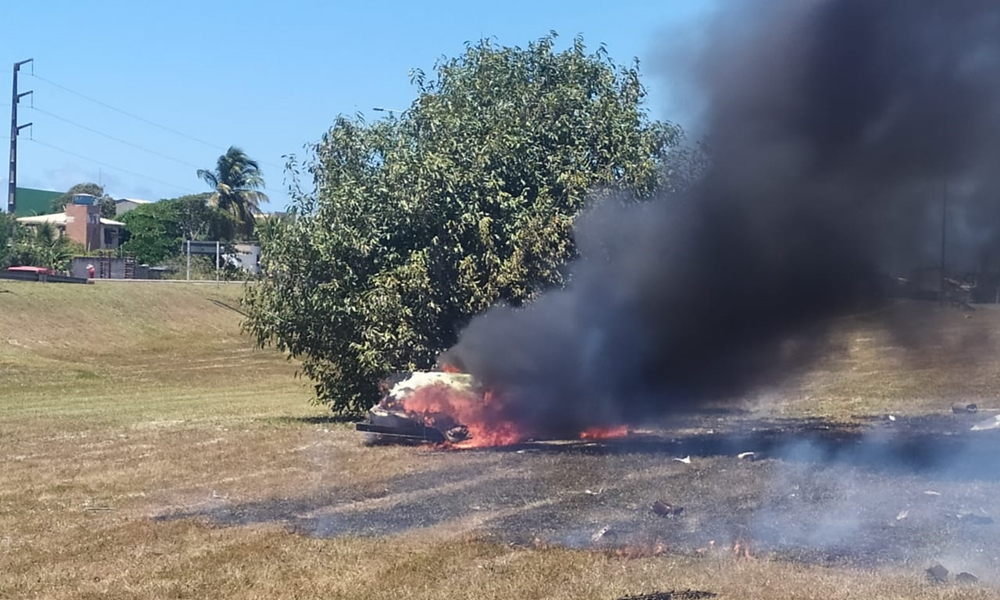Carro pega fogo após capotar na Estrada do Coco; motorista teve ferimentos leves