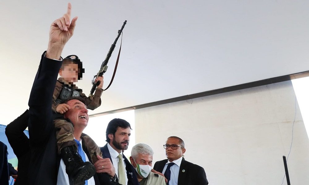 Comitê da ONU dos Direitos da Criança condena Bolsonaro por uso de criança com arma de brinquedo e fardamento militar