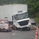 Motorista perde controle de caminhão-baú e invade pista contrária na Via Parafuso
