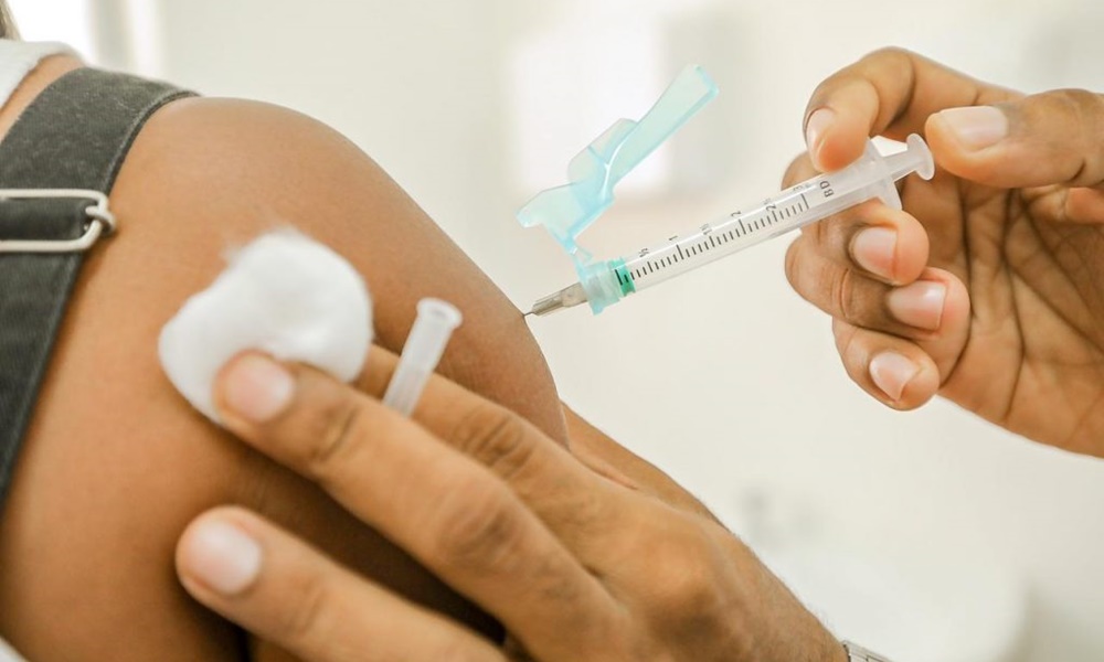 Vacinação contra Covid-19 acontecerá em 15 postos de Camaçari nesta sexta-feira