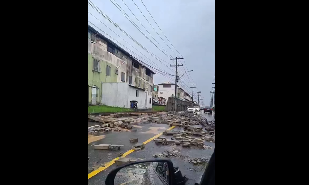 Forte chuva deixa ruas alagadas e destrói muros de condomínios em Camaçari