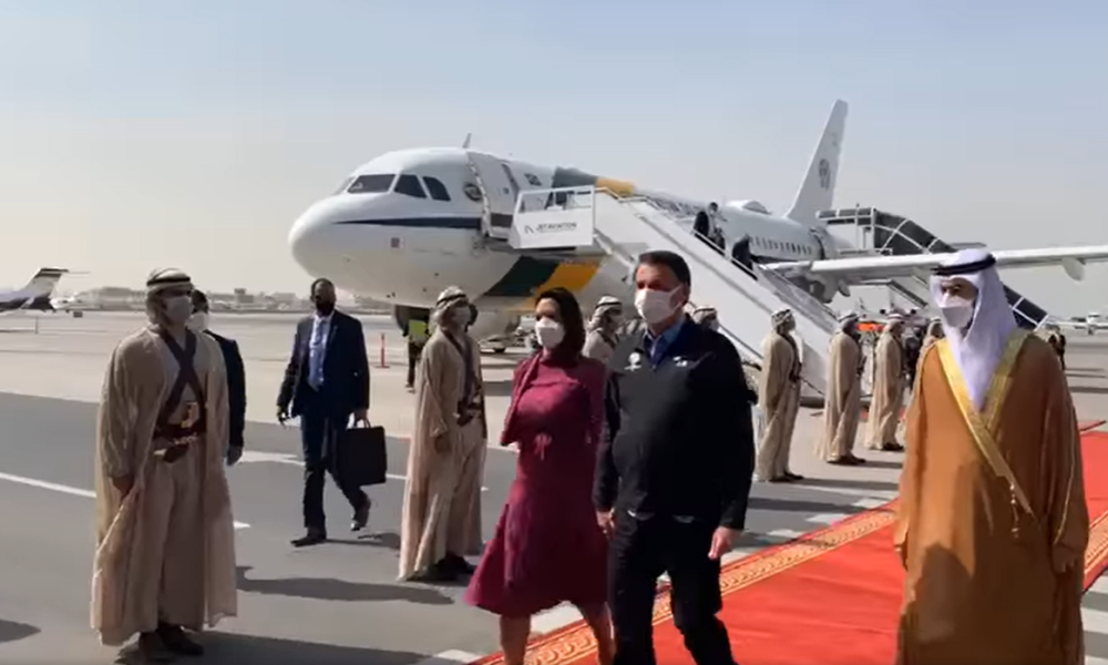 Bolsonaro desembarca em Dubai e inicia agenda no Oriente Médio