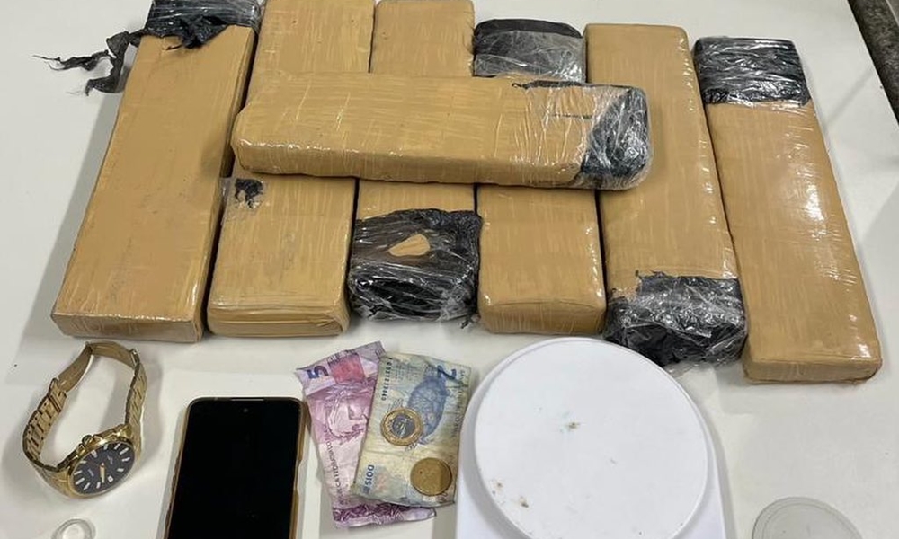 Polícia prende dupla com sete tabletes de maconha em Simões Filho