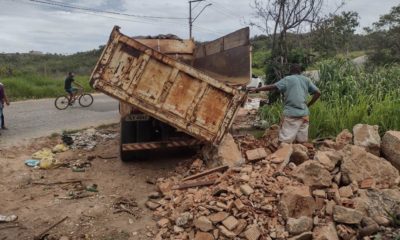 Caminhão é flagrado fazendo descarte irregular de entulho em Jauá