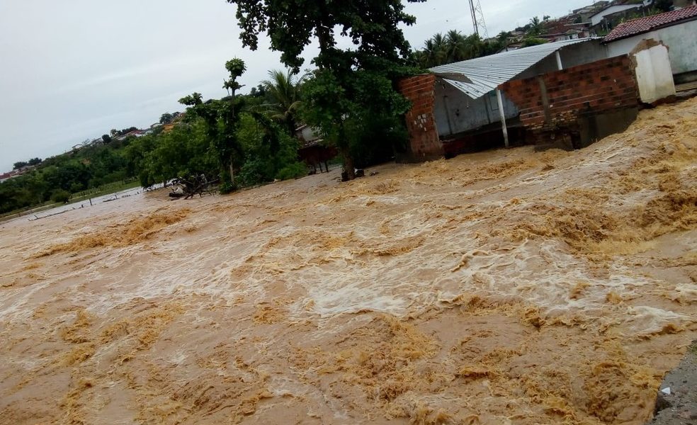 Sobe para 14 número de mortos por causa da chuva na Bahia