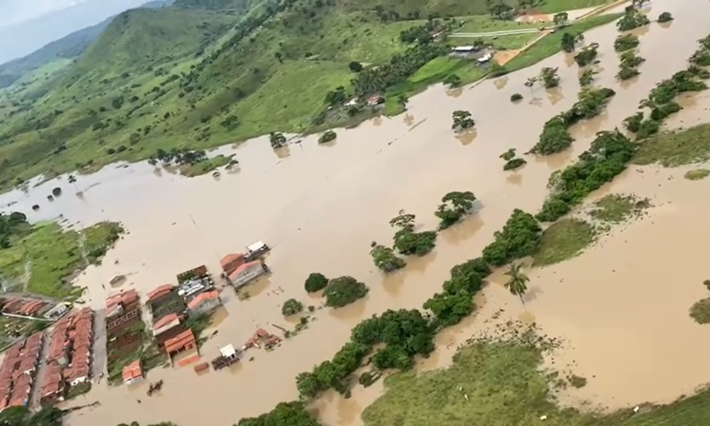 Vídeo: imagens mostram cidade de Dário Meira ainda embaixo d’água