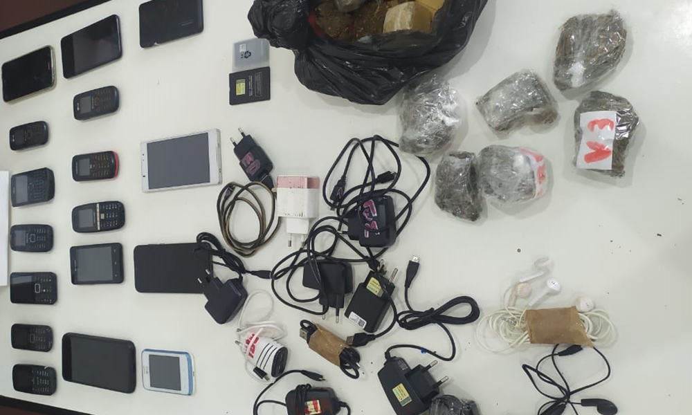 Polícia impede entrada de 2kg de maconha e 16 celulares em presídio de Salvador