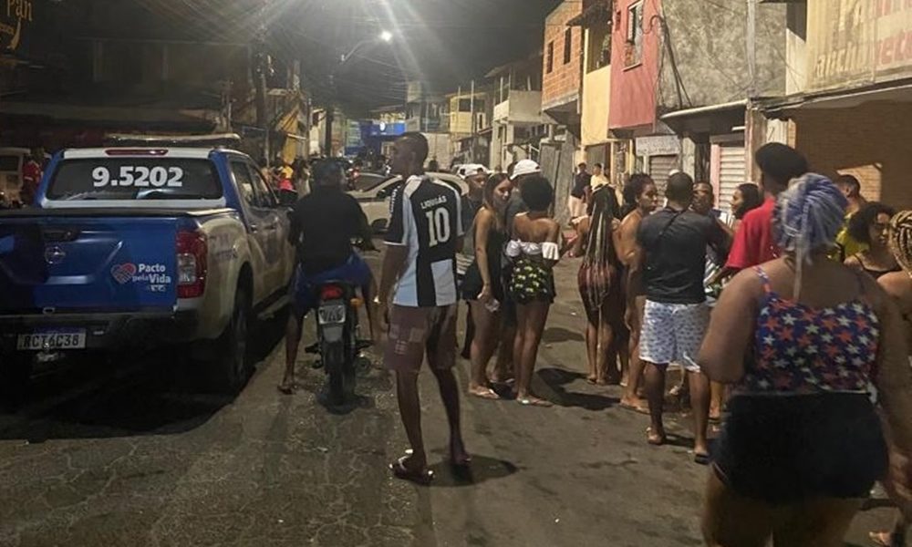 Com som alto e aglomeração, polícia encerra festa paredão em Lauro de Freitas