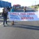 Protesto de ex-funcionários de empresas parceiras da Ford deixa parte da Via Parafuso bloqueada nesta sexta-feira