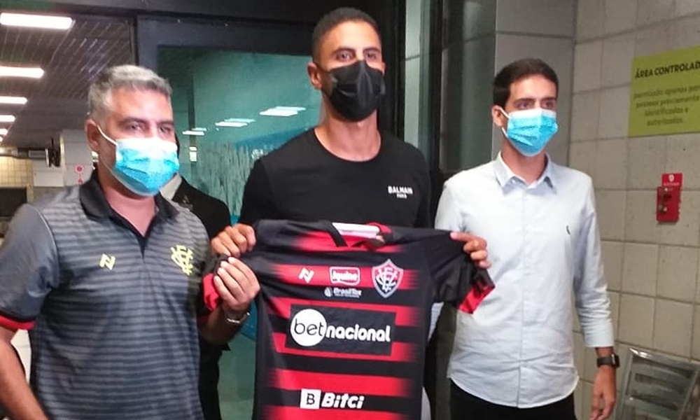 Santiago Tréllez desembarca em Salvador para assinar contrato com o Vitória