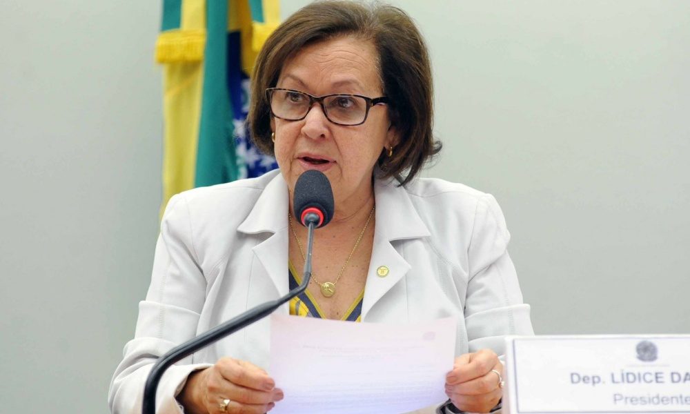 Lídice critica veto à distribuição de absorventes e diz que governo Bolsonaro é “cruel” com adolescentes pobres