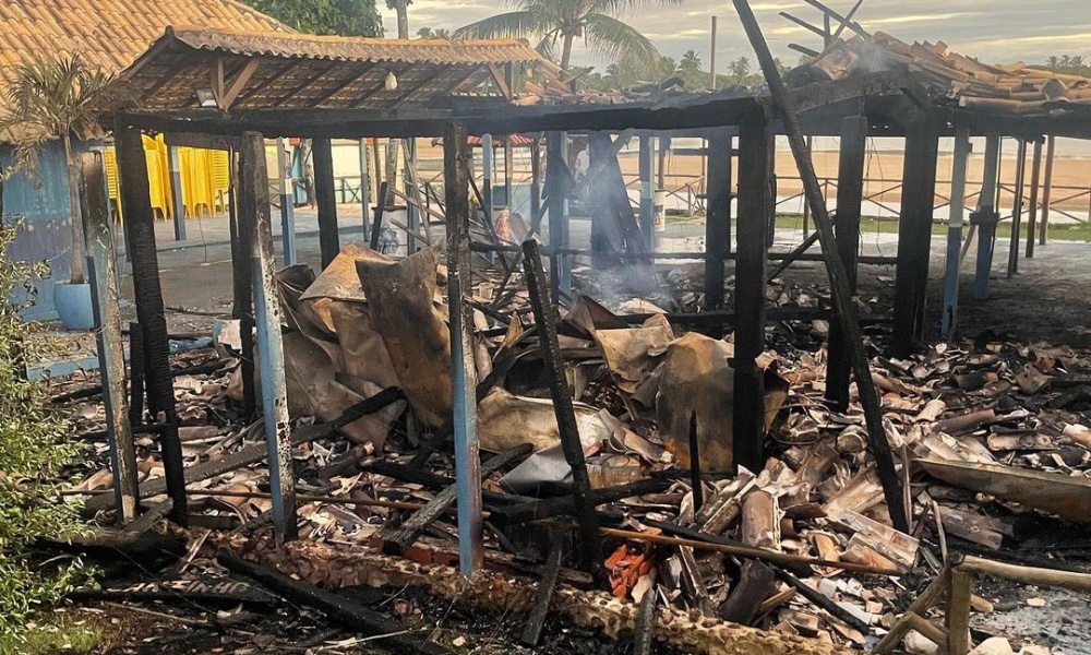 Incêndio destrói barraca na Praia de Buraquinho, em Lauro de Freitas