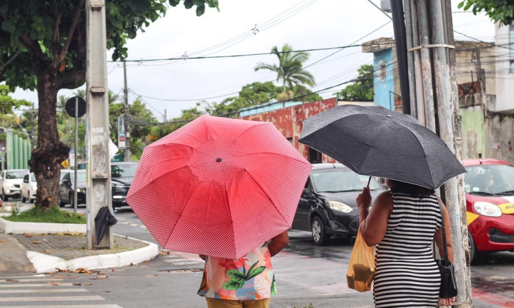 Com alerta de perigo potencial, segunda-feira deve ser chuvosa em Camaçari