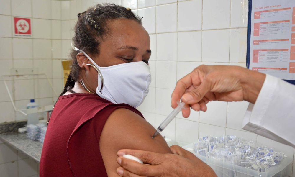 Vacinação contra Covid-19 é retomada hoje em Salvador; veja locais de atendimento